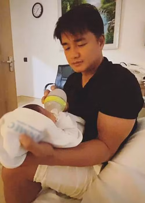 Ông xã của Oanh Yến sẵn sàng chăm sóc các con khi rảnh rỗi.