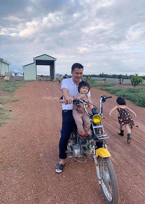 Sau khi sinh con thứ 6, Oanh Yến "khoá sổ hộ khẩu" dù doanh nhân Tân Long thích nhà đông con và luôn khuyến khích cô sinh thêm.