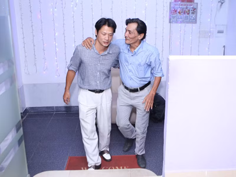 Thanh Tùng sinh năm 1978, là kết quả của cuộc hôn nhân đầu tiên của Thương Tín. Theo Zing, lúc ở đỉnh cao sự nghiệp, Thương Tín kết hôn với người bạn học trong trường Điện ảnh tên Thủy Tiên. Cả hai ly hôn khi con trai lên 5 tuổi. Ảnh: Zing