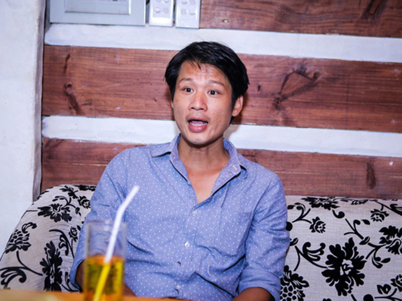 Thanh Tùng tự bươn chải cho đến khi gặp nhạc sĩ Thế Hiển là bạn thân của Thương Tín. “Thầy chỉ cho tôi thanh nhạc và móc show đi hát ở phòng trà của thầy”, Thanh Tùng chia sẻ. Ảnh: Zing