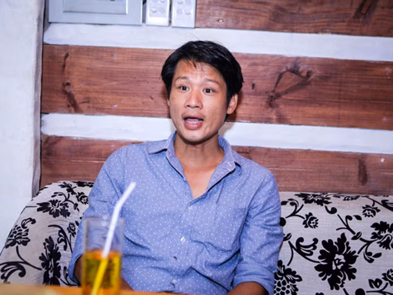 Thanh Tùng tự bươn chải cho đến khi gặp nhạc sĩ Thế Hiển là bạn thân của Thương Tín. “Thầy chỉ cho tôi thanh nhạc và móc show đi hát ở phòng trà của thầy”, Thanh Tùng chia sẻ. Ảnh: Zing