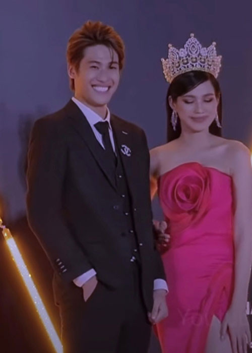 Chàng trai chỉ biết cười trừ trước sự từ chối của nàng hoa hậu. Ảnh: Yeah1