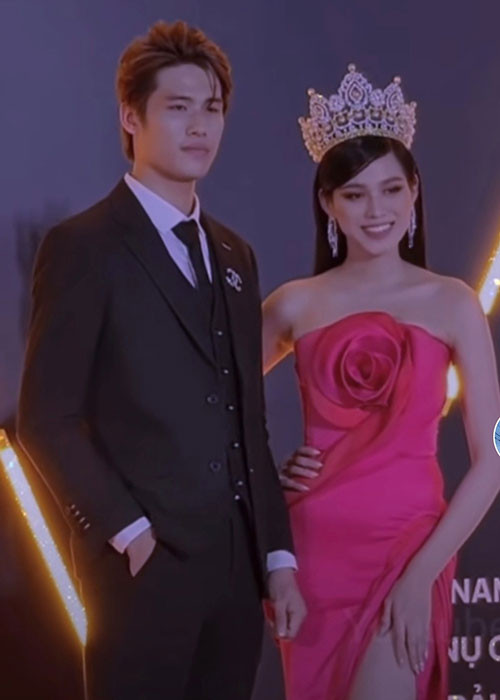 Đỗ Thị Hà đặt tay lên eo chụp ảnh sau khi từ chối nam đồng nghiệp. Ảnh: Yeah1