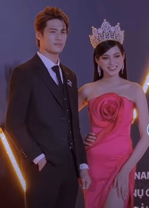 Đỗ Thị Hà đặt tay lên eo chụp ảnh sau khi từ chối nam đồng nghiệp. Ảnh: Yeah1