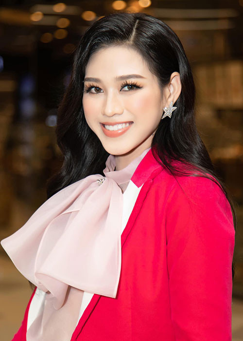 Cô chia sẻ trên Yan: "Thật ra hành động của Hà không có ý chảnh. Với Hà những người lạ mới gặp chưa thân thiết thì sẽ có phần ngại khi người ta đề nghị ôm eo chụp ảnh Hà sẽ lịch sự từ chối, còn với người quen biết, chơi thân rồi thì Hà sẽ thoải mái trong việc đấy hơn. Hà nghĩ bất kỳ cô gái nào cũng sẽ ái ngại khi người lạ khác giới gần gũi với cự ly gần".