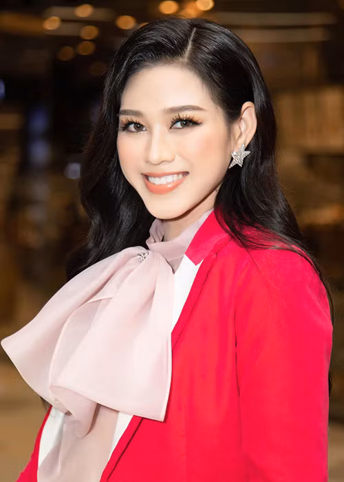 Cô chia sẻ trên Yan: "Thật ra hành động của Hà không có ý chảnh. Với Hà những người lạ mới gặp chưa thân thiết thì sẽ có phần ngại khi người ta đề nghị ôm eo chụp ảnh Hà sẽ lịch sự từ chối, còn với người quen biết, chơi thân rồi thì Hà sẽ thoải mái trong việc đấy hơn. Hà nghĩ bất kỳ cô gái nào cũng sẽ ái ngại khi người lạ khác giới gần gũi với cự ly gần".