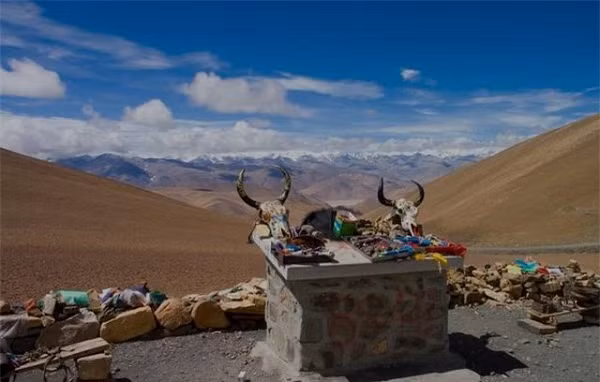 Bỏ trong rừng... Đây là cách mai táng người chết không ở đâu có! - Hình 3 Bo trong rung... Day la cach mai tang nguoi chet khong o dau co!-Hinh-3