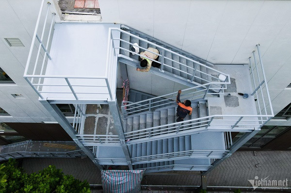 Hối hả lắp thang thoát hiểm ngoài chung cư mini, Bộ Xây dựng cảnh báo - Hình 2 Hoi ha lap thang thoat hiem ngoai chung cu mini, Bo Xay dung canh bao-Hinh-2