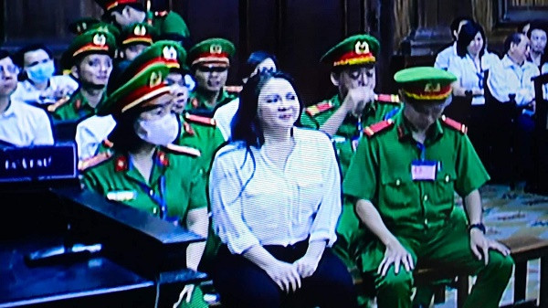 Bà Nguyễn Phương Hằng từ bình tĩnh, tự tin đến rơi nước mắt Ba Nguyen Phuong Hang tu binh tinh, tu tin den roi nuoc mat