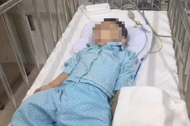 Tại Bệnh viện Nhi Trung ương, bác sỹ xác định não của bé trai bị tổn thương. Xác định bé trai bị bạo hành, cơ quan điều tra đã khởi tố vụ án "Cố ý gây thương tích" để điều tra làm rõ. Cảnh sát nhanh chóng xác định, Nguyễn Thanh Hằng (39 tuổi, ở quận Ba Đình) là người đã đưa bé Tiến Anh đến bệnh viện. Theo lời khai của chị này, sau khi mẹ cháu bé bị bắt vì tội danh liên quan ma túy, cháu được gửi cho một người quen nhờ nuôi. Đầu tháng 8/2017, người này bận việc riêng nên đã nhờ Hằng chăm sóc.