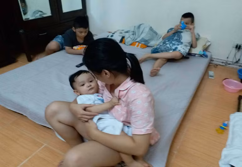 Theo người nhà cháu Tiến Anh, từ hôm cháu được về cháu ăn rất tốt, chơi đùa vui vẻ với các anh chị. Tuy nhiên đêm đến lúc cháu đi ngủ cháu vẫn hay giật mình, khóc vì sợ hãi. Gia đình cháu vẫn đang cho cháu uống thuốc chống bại não.