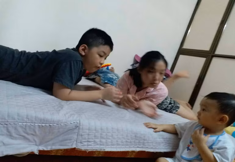 Ông Đinh Văn Vượng kể lại, hai ngày đầu mới ở viện về, cháu ngủ li bì, lúc đó mọi người trong nhà ai nấy cũng lo sợ...