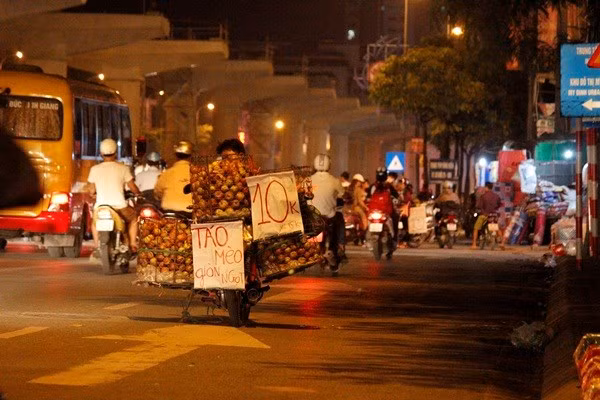 Giá của các loại trái cây được bán đều rất rẻ nhưng người mua đều "mù mịt" về chất lượng, nguồn gốc xuất xứ. "Mình thấy họ bán cũng khá rẻ, một số trái cây bán cũng tươi. Hơn nữa khu vực bán lại tiện đường đi nên khi thấy mình dạt vào mua luôn", chị Phương (Hà Nội) cho hay.