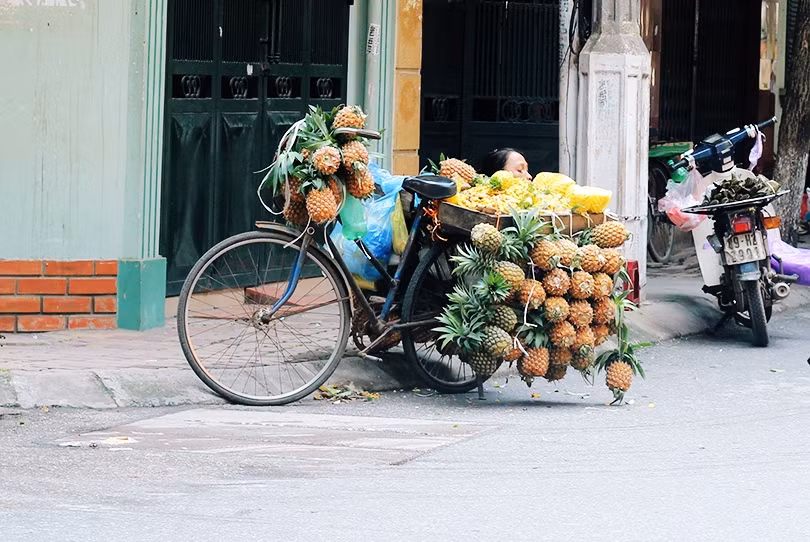 Tuy nhiên, ghi nhận thực tế của PV Kiến Thức trên nhiều tuyến đường từ lớn đến nhỏ của Hà Nội vẫn đang tồn tại rất nhiều điểm buôn bán trái cây lấn chiếm vỉa hè, lòng đường. Ảnh chụp tại Thanh Xuân Bắc (Quận Thanh Xuân, Hà Nội).