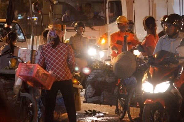 Đặc biệt, tại khu vực đang phản ánh, diện tích đường bị thu hẹp lại để nhường cho công trường xây dựng Đường sắt đô thị Nhổn - Ga Hà Nội, trong khi người bán hàng rong xâm chiếm càng làm đường bị thu hẹp hơn, người đi đường khốn khổ phải luồn lách mới qua được, nhất là những khung giờ cao điểm.