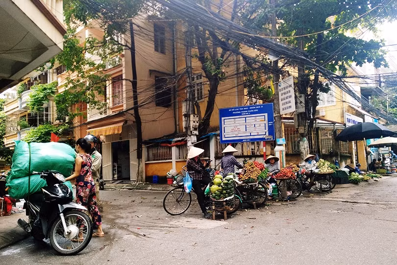 Anh: Nhuc nhoi xe ban trai cay lan chiem long duong o HN