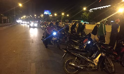 Tai nạn khiến nam thanh niên điều khiển xe máy bị cuốn vào gầm xe tải và tử vong tại chỗ. Xe máy bị vỡ phần vỏ, văng ra một đoạn. Đến khoảng 22h15 cùng ngày, các lực lượng phải phong tỏa đường hầm Kim Liên (hướng đi Đại Cồ Việt) để phục vụ công tác khám nghiệm, điều tra.