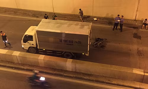 Khoảng 21h10 ngày 31/8, chiếc xe tải BKS 29H- 00528 lưu thông trên đường Xã Đàn theo chiều đi Đại Cồ Việt (Hà Nội), khi qua hầm chui Kim Liên va chạm với một xe máy BKS 29N- 5579 đi cùng chiều, do nam thanh niên điều khiển.