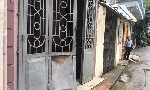 Cánh cửa của ngôi nhà tại ngõ 128 Đại La bị mảng tường sập đè dẫn đến hư hỏng.