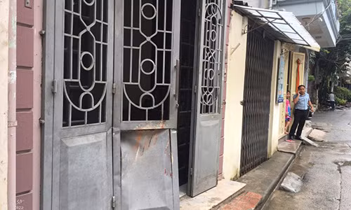 Cánh cửa của ngôi nhà tại ngõ 128 Đại La bị mảng tường sập đè dẫn đến hư hỏng.