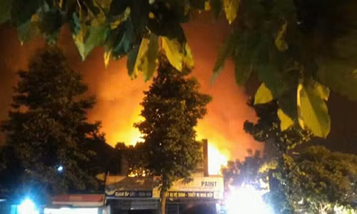 Phu Tho: Xuong san xuat my tom chay du doi trong dem-Hinh-2