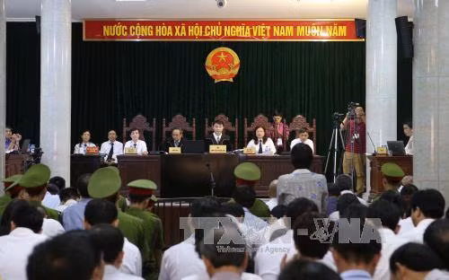 Bên trong phiên tòa xét xử ngày 28/8 đông kín người. Dự kiến phiên tòa sẽ kéo dài 20 ngày. Ảnh: TTXVN.