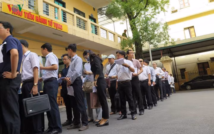 Phiên sơ thẩm có gần 60 luật sư tham gia tranh tụng, trong đó Hà Văn Thắm có 2 luật sư, Nguyễn Xuân Sơn có 4 luật sư bào chữa. Số người được triệu tập hơn 700 người. Ảnh:VOV.