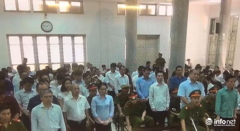 Các bị cáo trong vụ án Hà Văn Thắm hầu hết là lãnh đạo ngân hàng Oceanbank, giám đốc các chi nhánh, phòng giao dịch… Ngày đầu xét xử, TAND Hà Nội dành gần như toàn bộ thời gian để kiểm tra căn cước các bị cáo, cũng như những người liên quan được triệu tập và công bố bản cáo trạng dài 109 trang. Ảnh: Infonet.