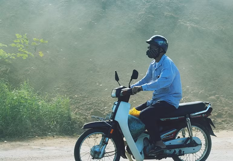 Khẩu trang dày, kính râm che kín mặt mũi để tránh bão bụi nhưng không ăn thua.