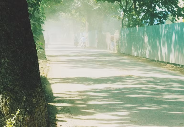 Bão bụi đang trở thành nỗi ám ảnh cho người dân thường xuyên di chuyển qua con đường này.