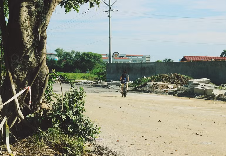 Do ảnh hưởng của bụi, một số người đã tự mở đường để tìm lối thoát, thậm chí đi vào khu vực dự án đang thi công.