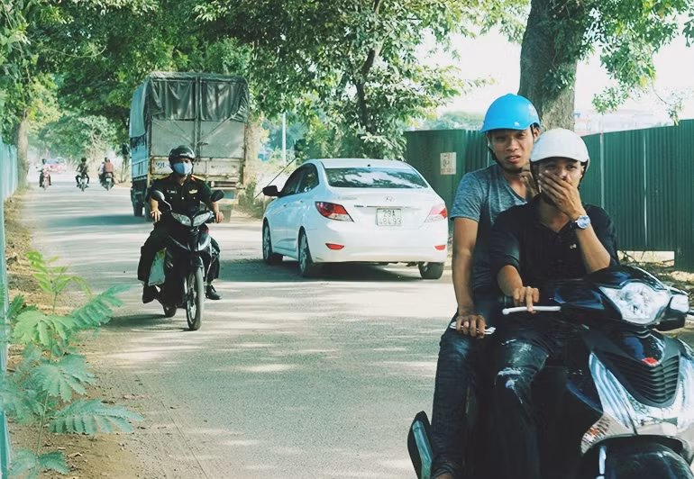 Hầu hết ai nấy cũng trở nên căng thẳng, tìm mọi cách đối phó với bão bụi.