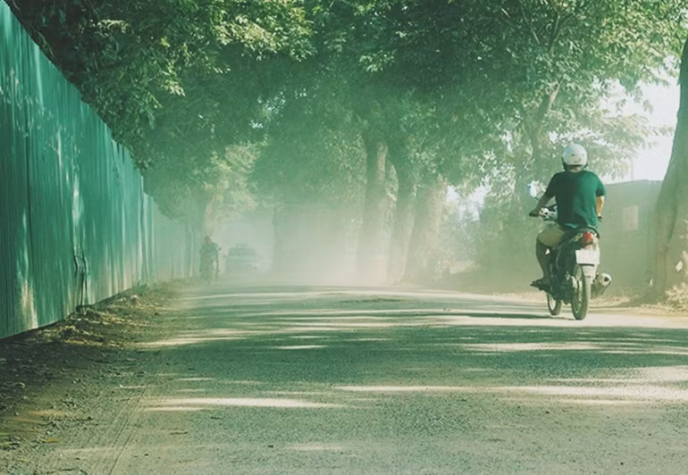 Một số người đi xe máy phải đi cách xa ô tô để bớt bị ảnh hưởng.