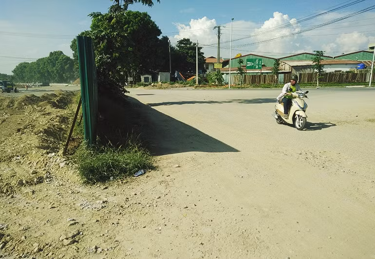 Trên đoạn đường đang phản ánh có công trường xây dựng nâng cấp để mở rộng đường 70. Hàng ngày có nhiều xe tải chở đất cát di chuyển qua rơi vãi ra đường càng làm tình trạng bụi trở nên khủng khiếp.