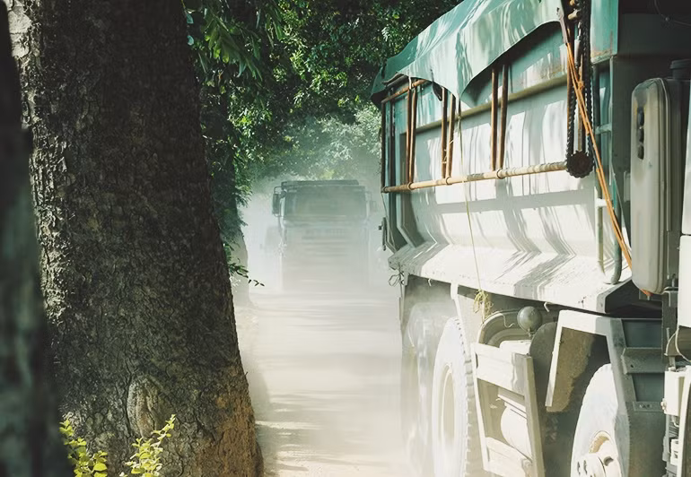 Mỗi lần có những chiếc xe tải lớn đi qua thì cả đoạn đường bụi bay trắng xóa, che khuất hết tầm nhìn các phương tiện.