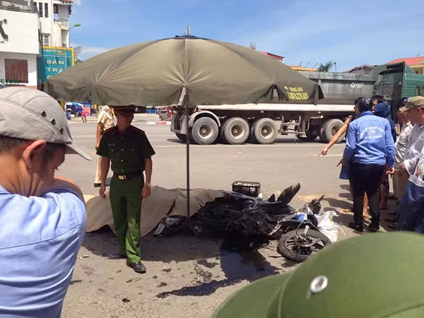 Ha Noi: Tai nan giao thong nghiem trong lam 3 nguoi chet tai cho-Hinh-2