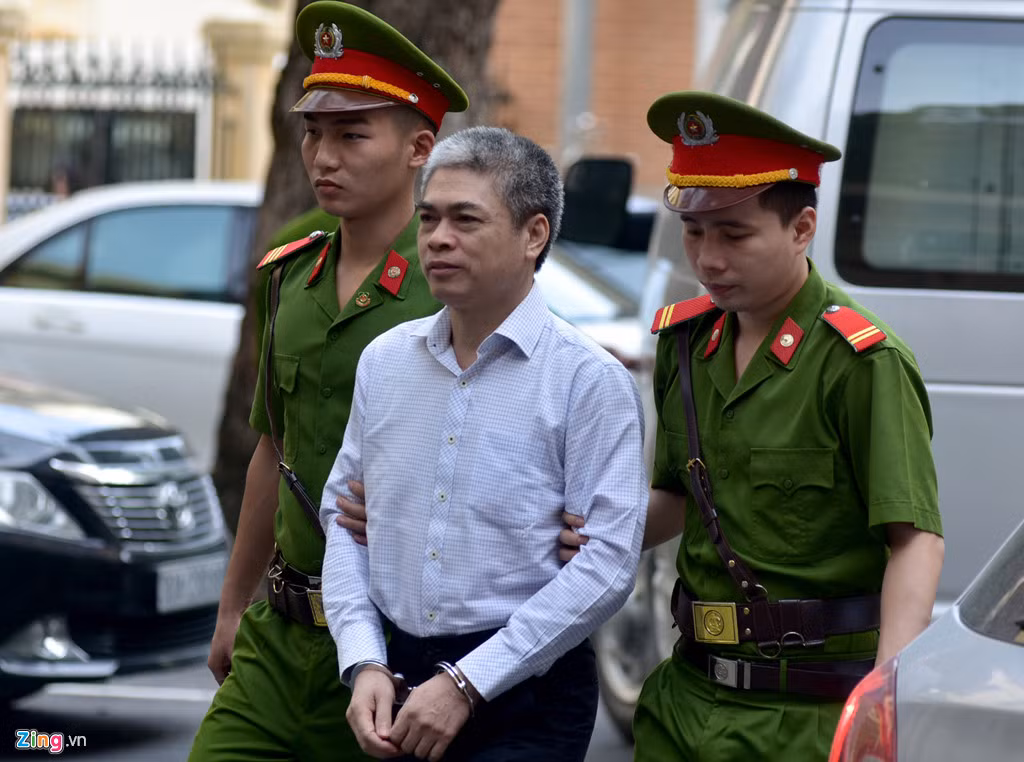 Nguyễn Xuân Sơn khai tại tòa, với vị trí Tổng Giám đốc ngân hàng Oceanbank nên bị cáo nhận một số khoản tiền của Hà Văn Thắm chăm sóc khách hàng, bị cáo đã chi hết và không tư lợi riêng. Tuy nhiên, khi tòa hỏi đã chi cho những khách hàng nào, Sơn chỉ quanh có và trả lời chung chung. Ảnh: Zing.vn.