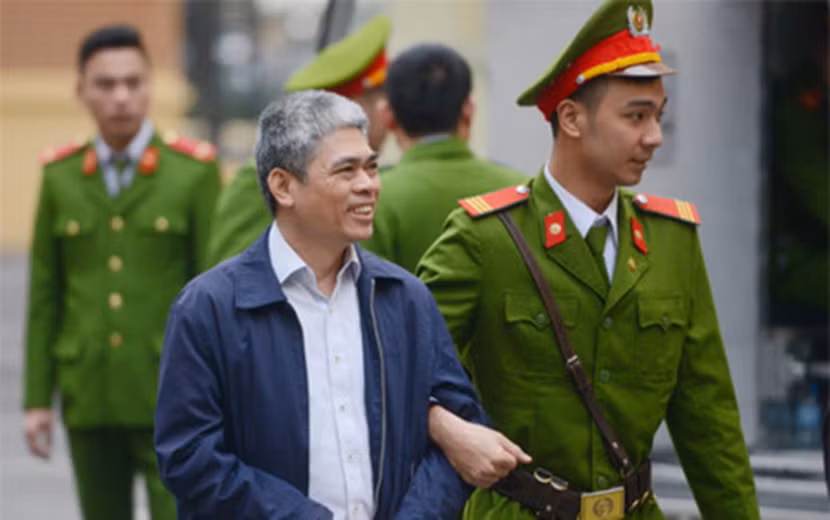 Kết luận của cáo trạng nêu rõ, Hà Văn Thắm (SN 1972, nguyên Chủ tịch Hội đồng quản trị ngân hàng Đại Dương - Oceanbank), Nguyễn Xuân Sơn cùng các đồng phạm là thuộc cấp tại ngân hàng Oceanbank… đã để xảy ra nhiều vi phạm pháp luật nghiêm trọng trong việc huy động tiền gửi, chi lãi suất vượt trần, chi lãi suất ngoài hợp đồng cho khách hàng, tham ô, lạm dụng chức vụ, quyền hạn chiếm đoạt tiền gây thiệt hại đặc biệt nghiêm trọng đối với ngân hàng Oceanbank và các cổ đông, ảnh hưởng nghiêm trọng đến việc thực hiện chính sách tiền tệ của Nhà nước. Ảnh: VOV.