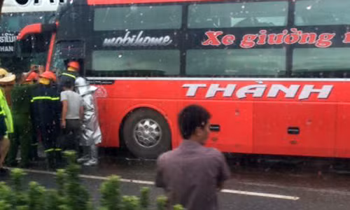 Hai xe khach tong nhau kinh hoang tren cao toc Phap Van-Cau Gie