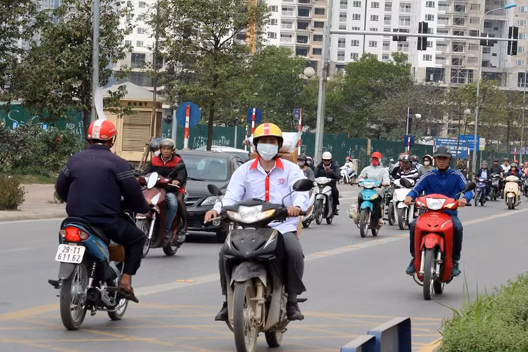 Tại đây xuất hiện tình trạng người dân cố tình đi ngược chiều vi phạm luật giao thông đường bộ. Trước đó, Chánh văn phòng Ủy ban an toàn giao thông Quốc gia Nguyễn Trọng Thái vừa ký có công văn gửi Ban An toàn giao thông TP Hà Nội yêu cầu kiểm tra, xử lý hành vi vi phạm pháp luật trật tự, an toàn giao thông.