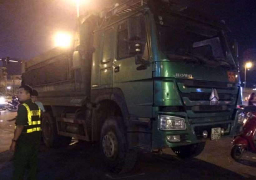 Ngã ba đường Bưởi - Lạc Long Quân - Hoàng Hoa Thám (Hà Nội) cũng đang trở thành một điểm đen tai nạn khiến người Hà Nội khiếp sợ. Nhất là thời điểm ban đêm, các phương tiện tham gia lưu thông ở khu vực thường xuyên thiếu quan sát và chạy tốc độ nhanh.