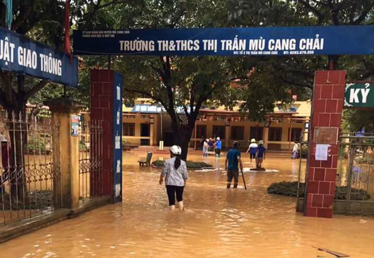 Trường TH&amp;THCS thị trấn Mù Cang Chải bị nước lũ gây ảnh hưởng.