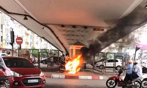 Bi bat loi, nam thanh nien dot luon xe may truoc mat CSGT