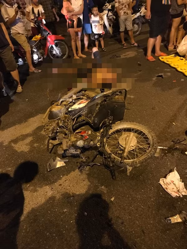 Hai thanh nien say ruou dieu khien xe tong phu nu mang thai-Hinh-2