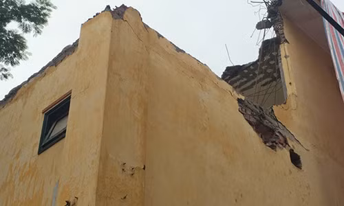 Hiện trường vụ tường sập sáng nay.