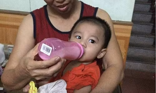 Ha Noi: Be trai gan mot tuoi bi bo roi duoi gam xe o to