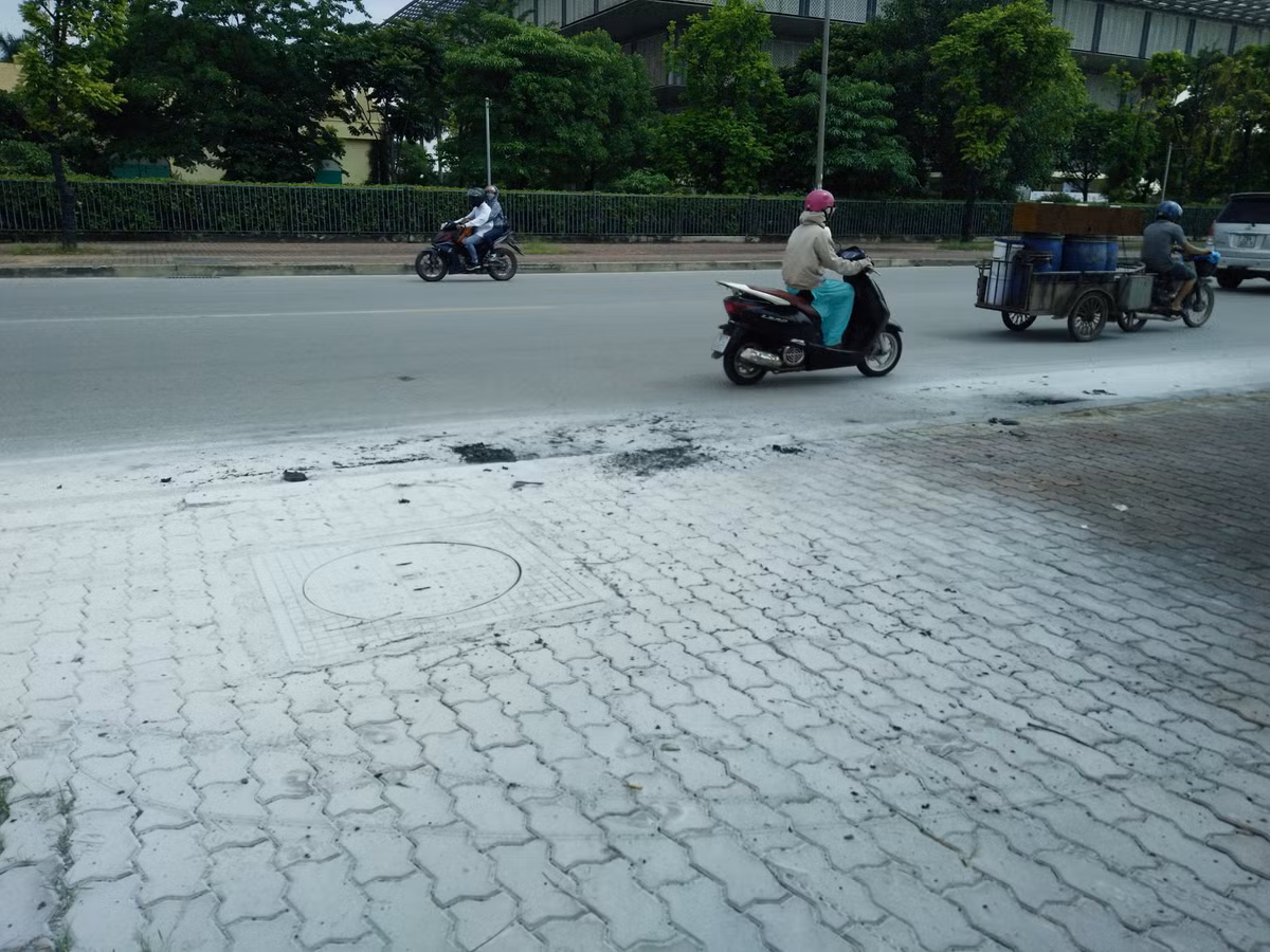 Xe may bong chay ngun ngut giua duong Ha Noi-Hinh-2