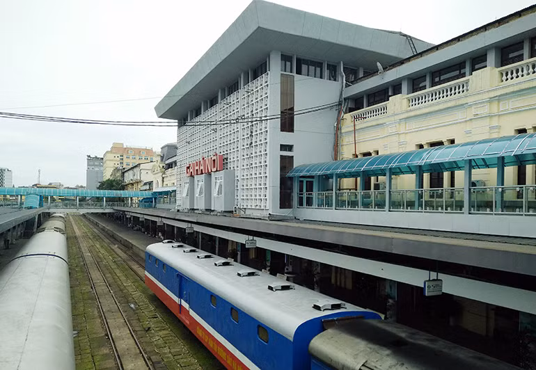 Thiếu tướng Phạm Xuân Bình cho rằng, hiện Hà Nội có khoảng 10km đường sắt liên tỉnh đi xuyên tâm với rất nhiều đường ngang giao cắt. Hệ thống đường sắt liên tỉnh đi xuyên tâm trong khu vực nội thành Hà Nội đang gây ra nhiều xung đột, gia tăng áp lực giao thông. Hơn nữa, đây là một trong những nguyên nhân trực tiếp gây tình trạng ùn tắc giao thông và tai nạn giao thông.
