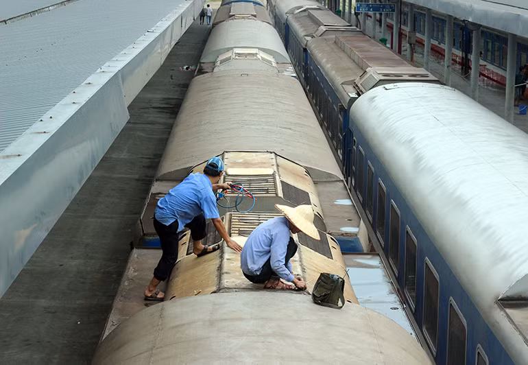 Trước đề xuất di dời ga Hà Nội ra khỏi khu vực nội thành Hà Nội, ngành đường sắt Việt Nam bày tỏ quan điểm không muốn di dời. Trả lời báo chí, ông Vũ Anh Minh - Chủ tịch Hội đồng thành viên Tổng công ty Đường sắt Việt Nam cho rằng, đường sắt có lợi thế lớn là an toàn, đa số các ga đều nằm trong nội đô để đáp ứng thuận tiện cho nhu cầu đi lại của người dân.