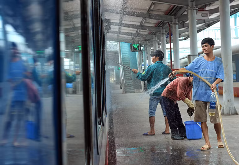 Hiện tại, ga Hà Nội đang có rất nhiều cán bộ, công nhân viên và người lao động làm việc. Họ đều không muốn các cơ quan chức năng di chuyển ga đi nơi khác. "Ga Hà Nội đã tồn tại từ lâu, chúng tôi gắn bó với ga cũng nhiều năm rồi, có cả những kỷ niệm vui buồn. Hơn nữa, không chỉ riêng tôi mà người khác cũng thấy rằng, sự tồn tại của ga Hà Nội là một nét đặc trưng của Thủ đô, trong khi việc di chuyển tới ga cũng không quá khó và mất thời gian. Tôi hy vọng các cơ quan chức năng cân nhắc thêm việc di dời ga Hà Nội", một nhân viên ga Hà Nội chia sẻ.